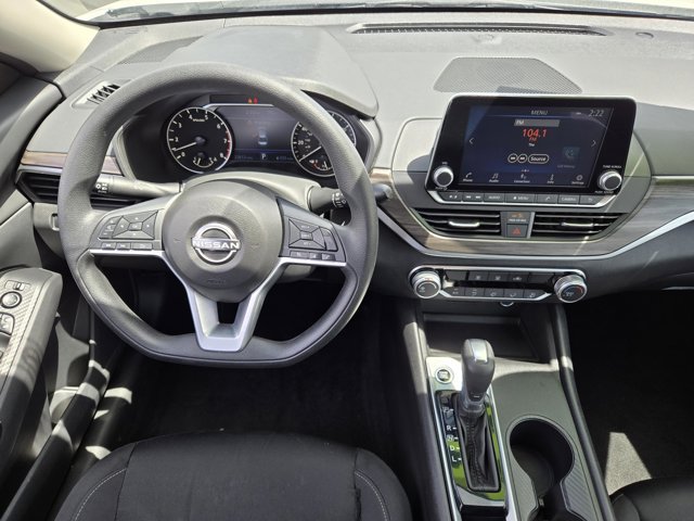 Used 2025 Nissan Altima 2.5 SV FWD image 11