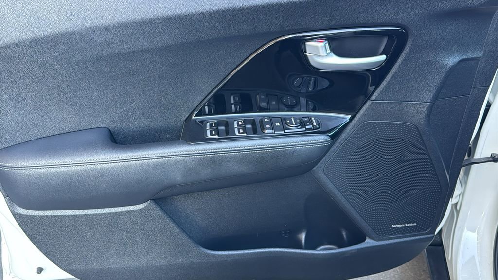 Used 2017 Kia Niro EX image 18