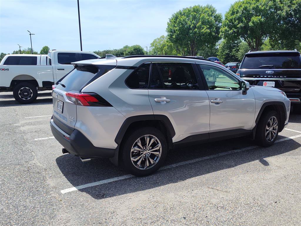 Used 2022 Toyota RAV4 XLE Premium AWD/4WD image 3