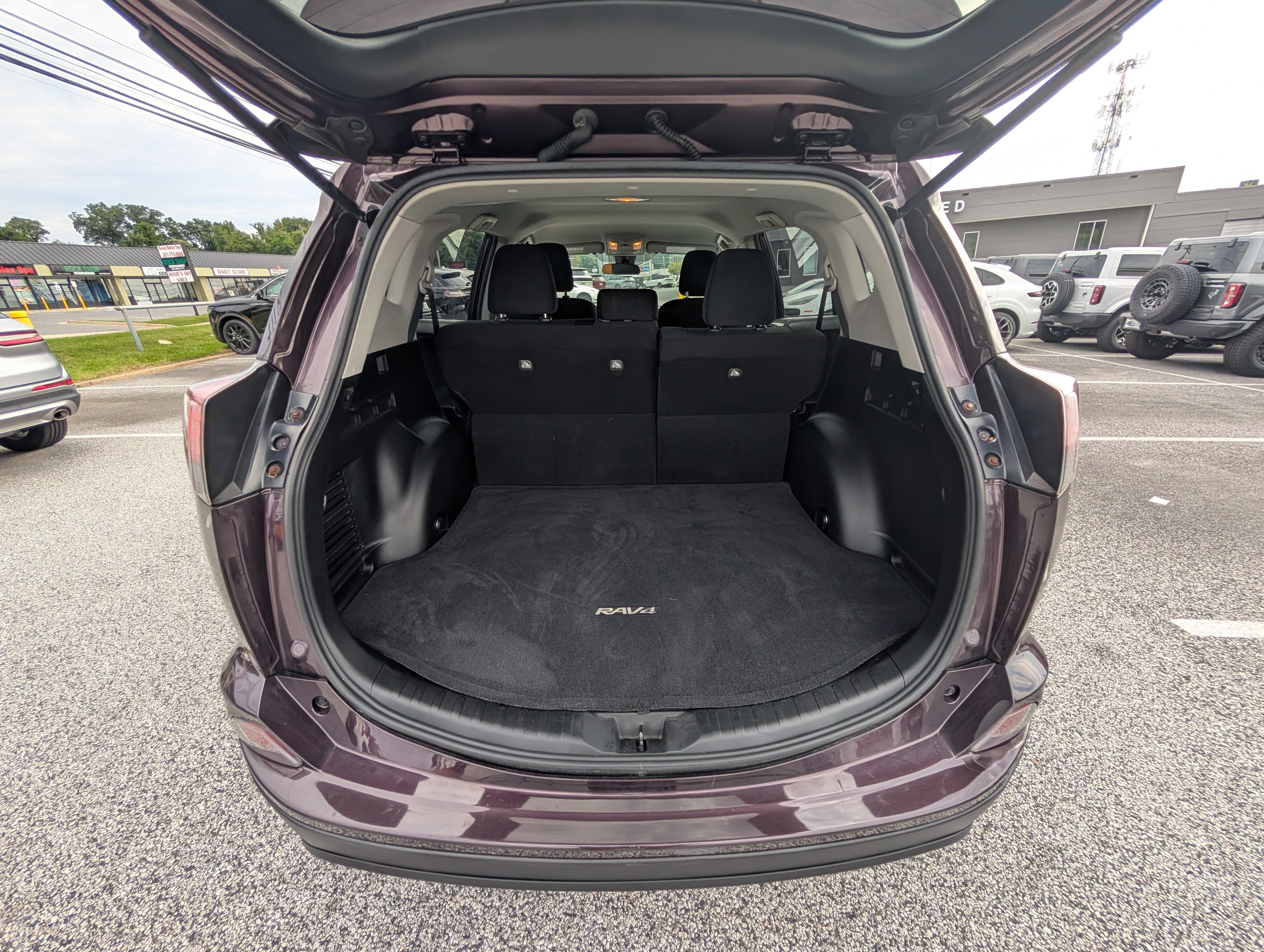 Used 2018 Toyota RAV4 LE w/ Carpet Mat Package AWD/4WD image 14