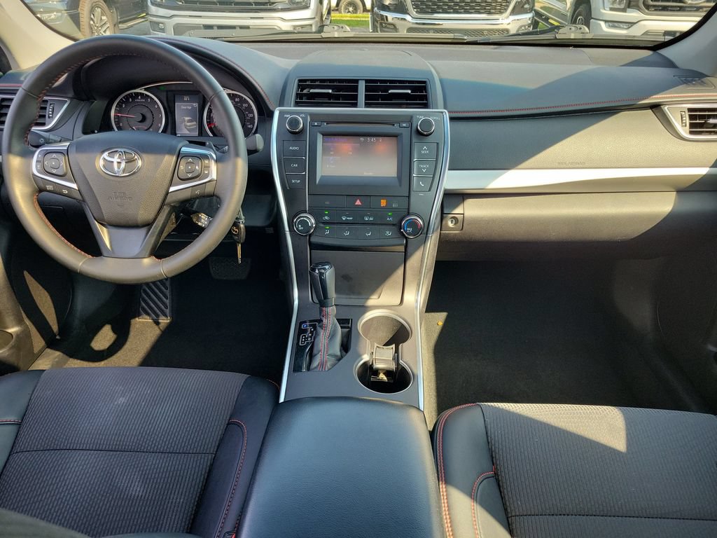 Used 2017 Toyota Camry SE w/ Moonroof Package FWD image 11