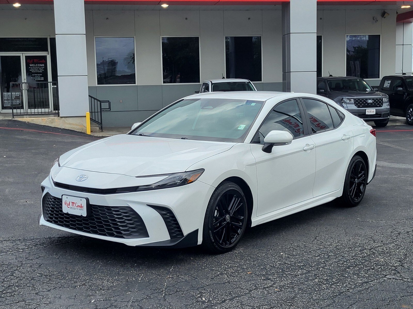 Used 2025 Toyota Camry SE FWD image 8