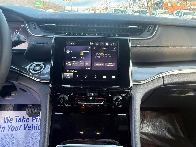 Used 2023 Jeep Grand Cherokee Altitude AWD/4WD image 14