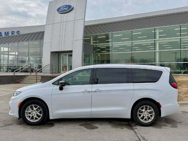 Used 2025 Chrysler Pacifica Select image 5