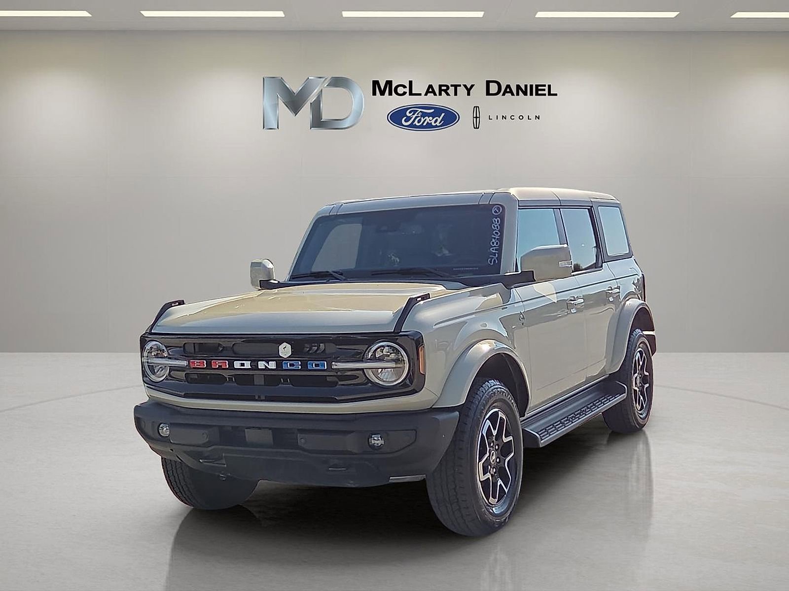 Certified 2025 Ford Bronco Outer Banks AWD/4WD image 2
