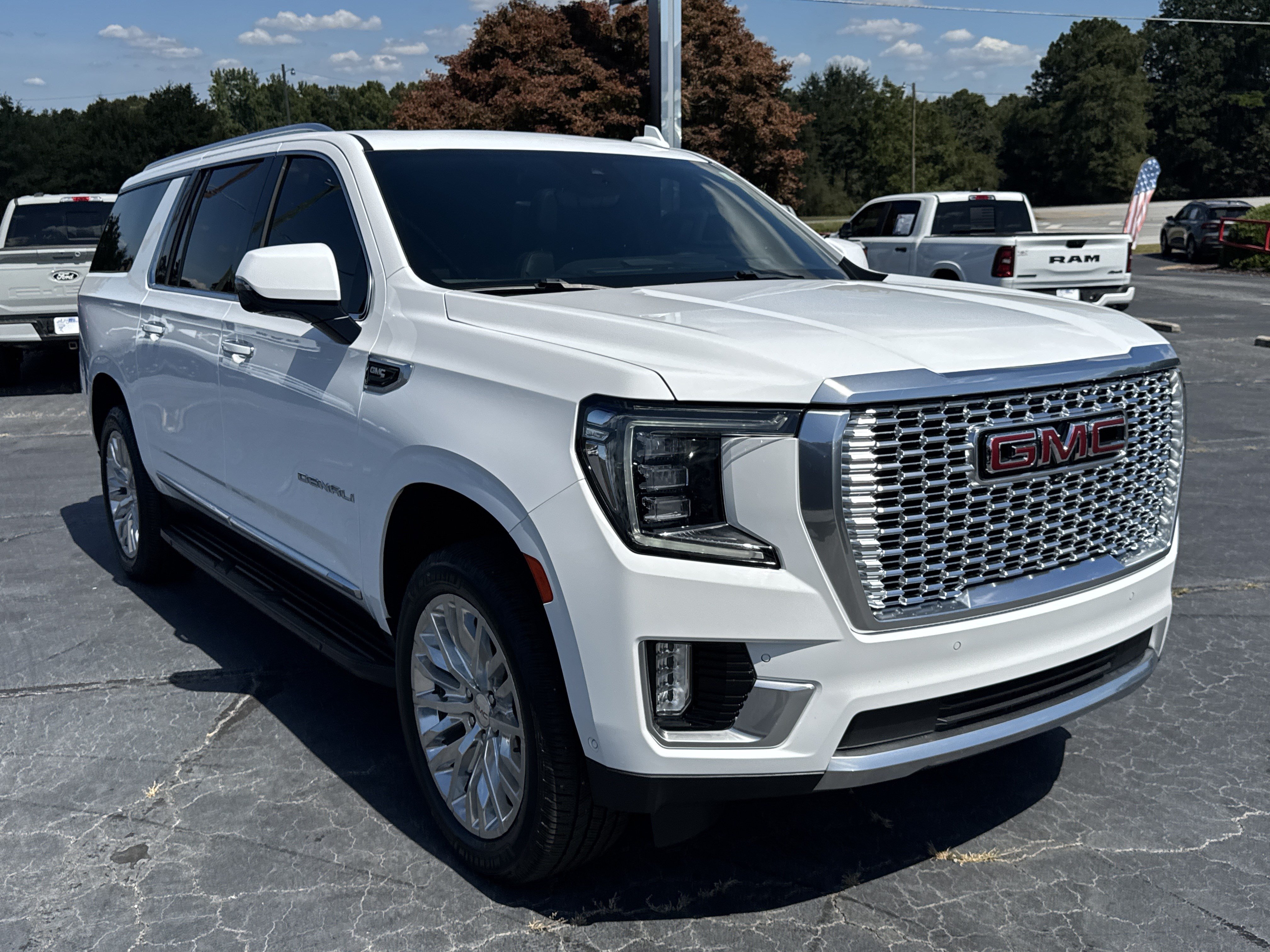 Used 2024 GMC Yukon XL Denali w/ Advanced Technology Package AWD/4WD image 4