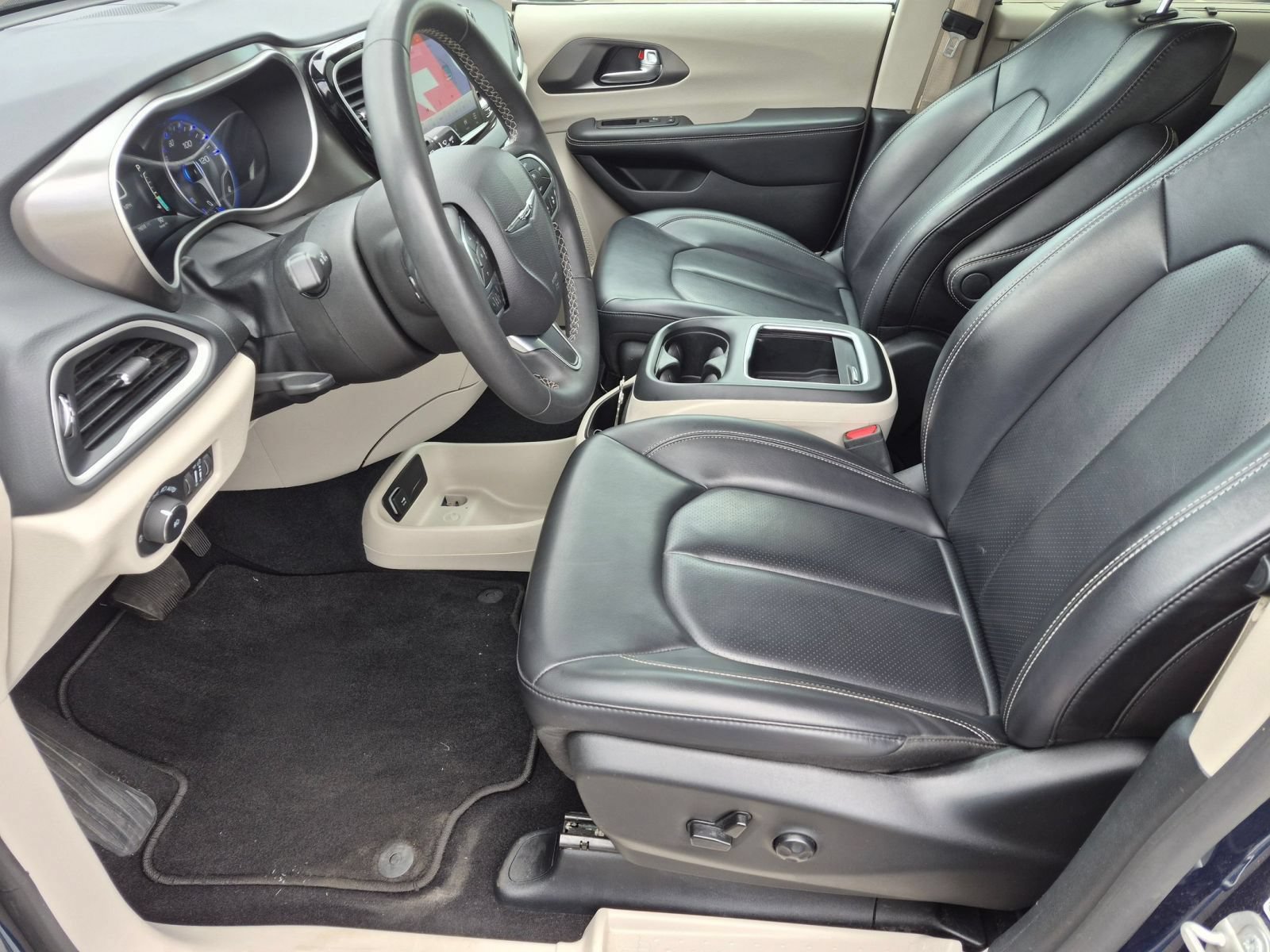 Used 2023 Chrysler Pacifica Touring-L FWD image 12