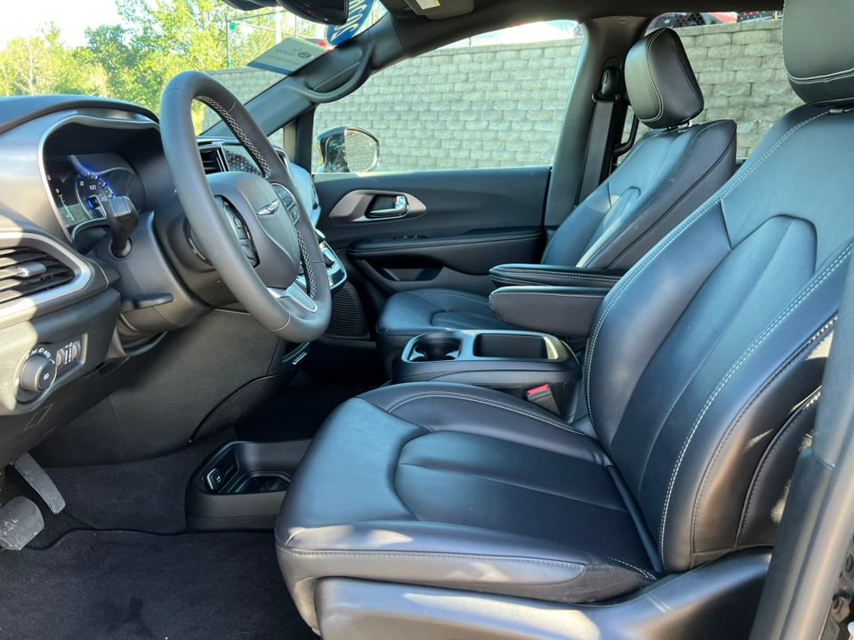 Used 2026 Chrysler Pacifica Select FWD image 3