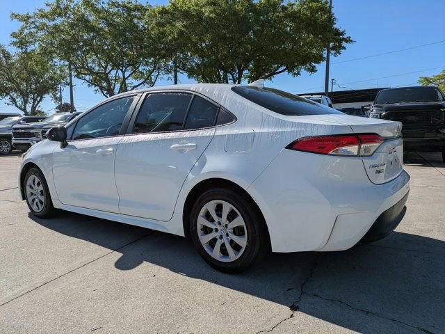Used 2021 Toyota Corolla LE image 2