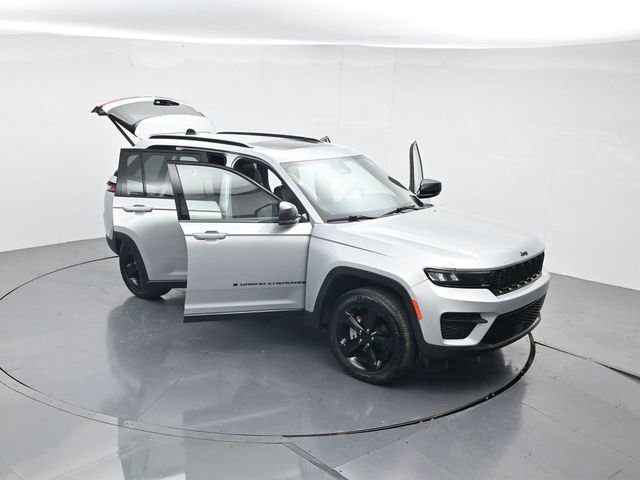 Used 2024 Jeep Grand Cherokee Altitude AWD/4WD image 47