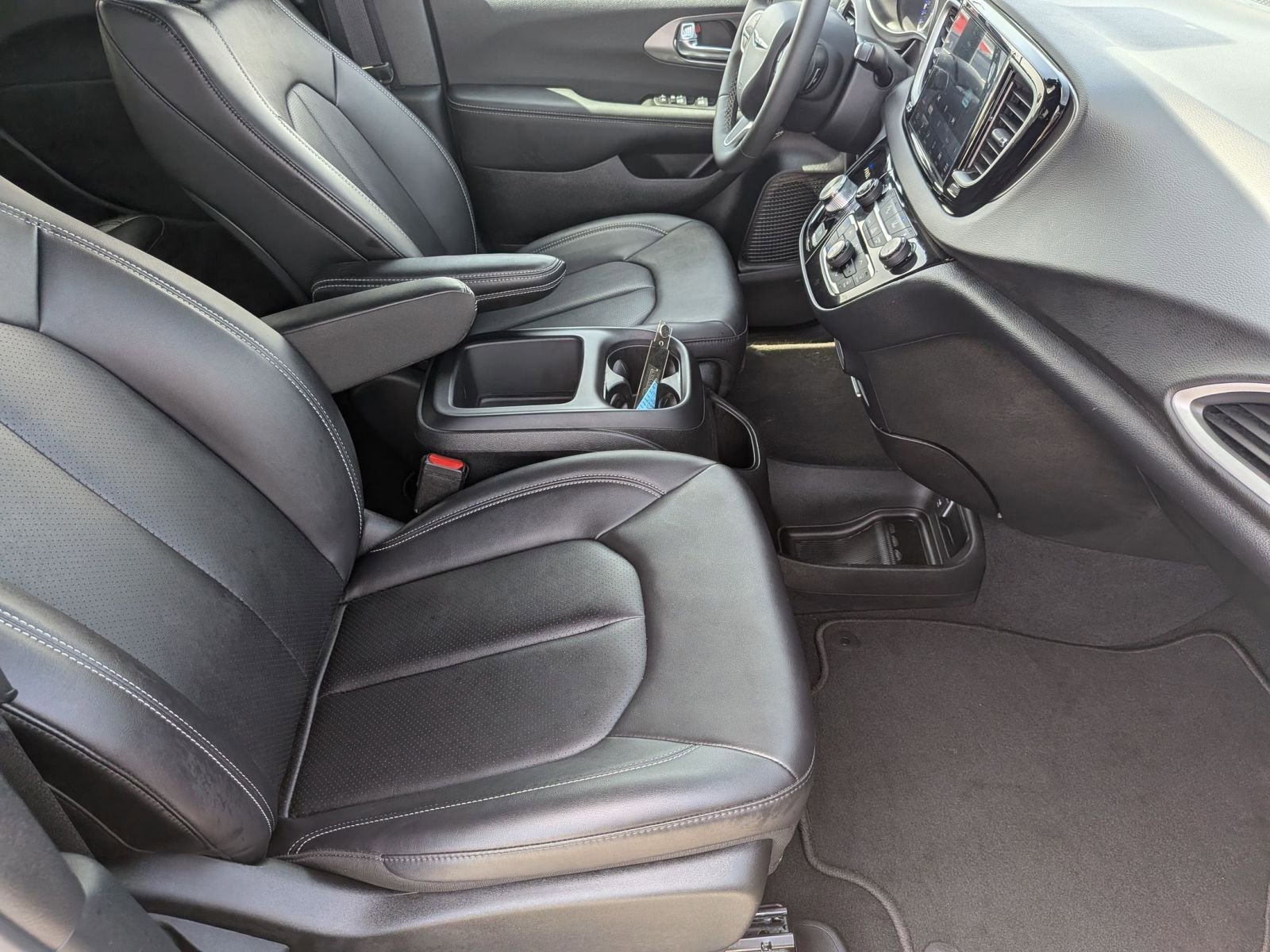 Used 2025 Chrysler Pacifica Select FWD image 32