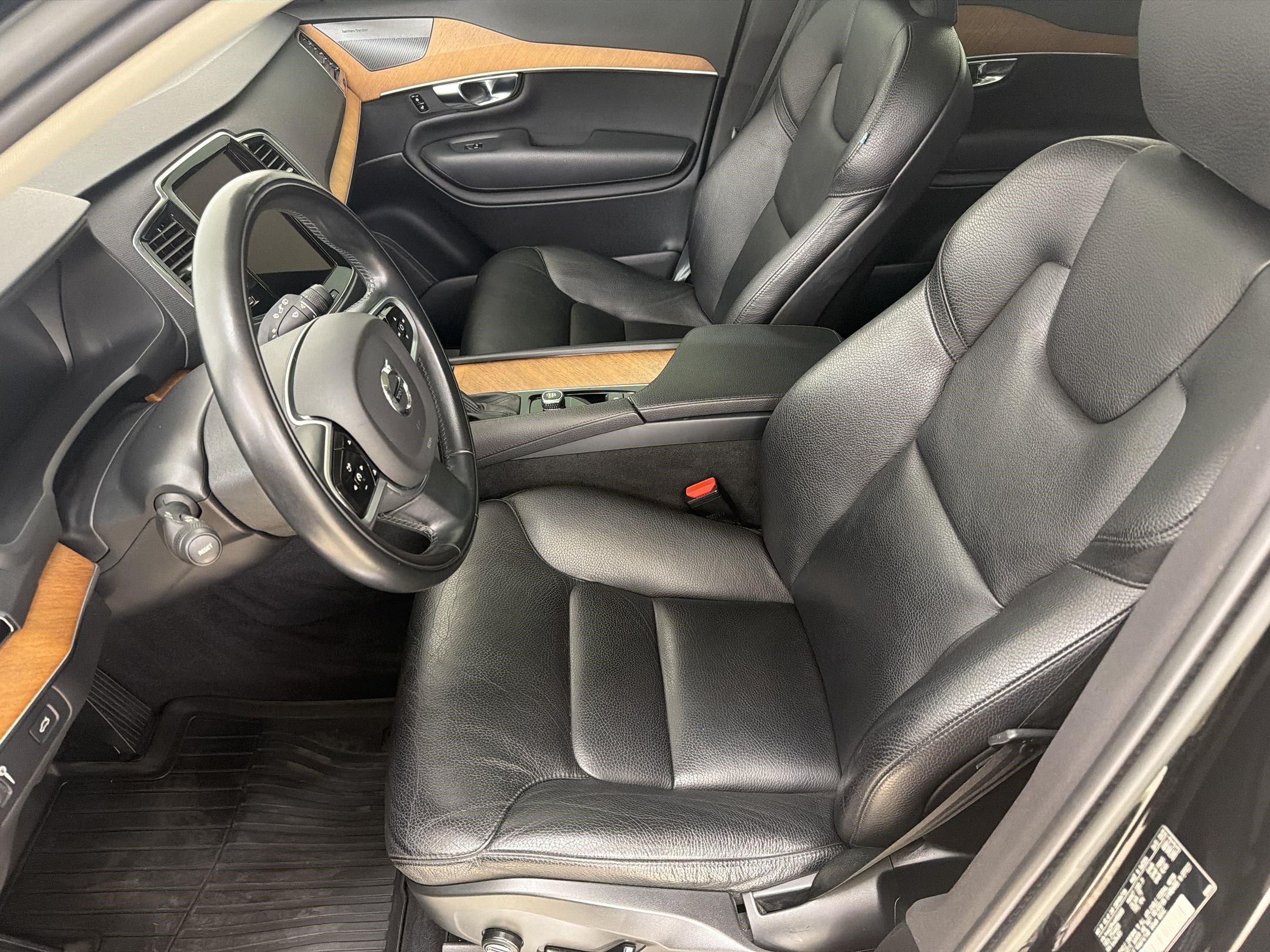 Used 2022 Volvo XC90 T6 Momentum w/ Advanced Package AWD/4WD image 5