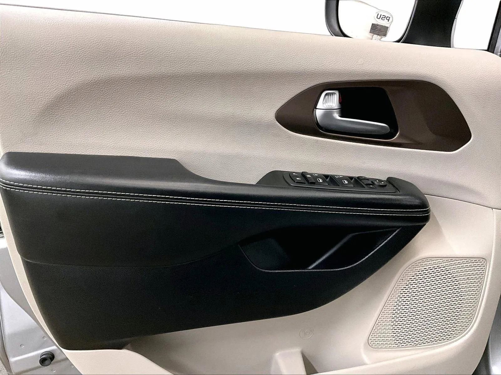 Used 2020 Chrysler Voyager L image 22