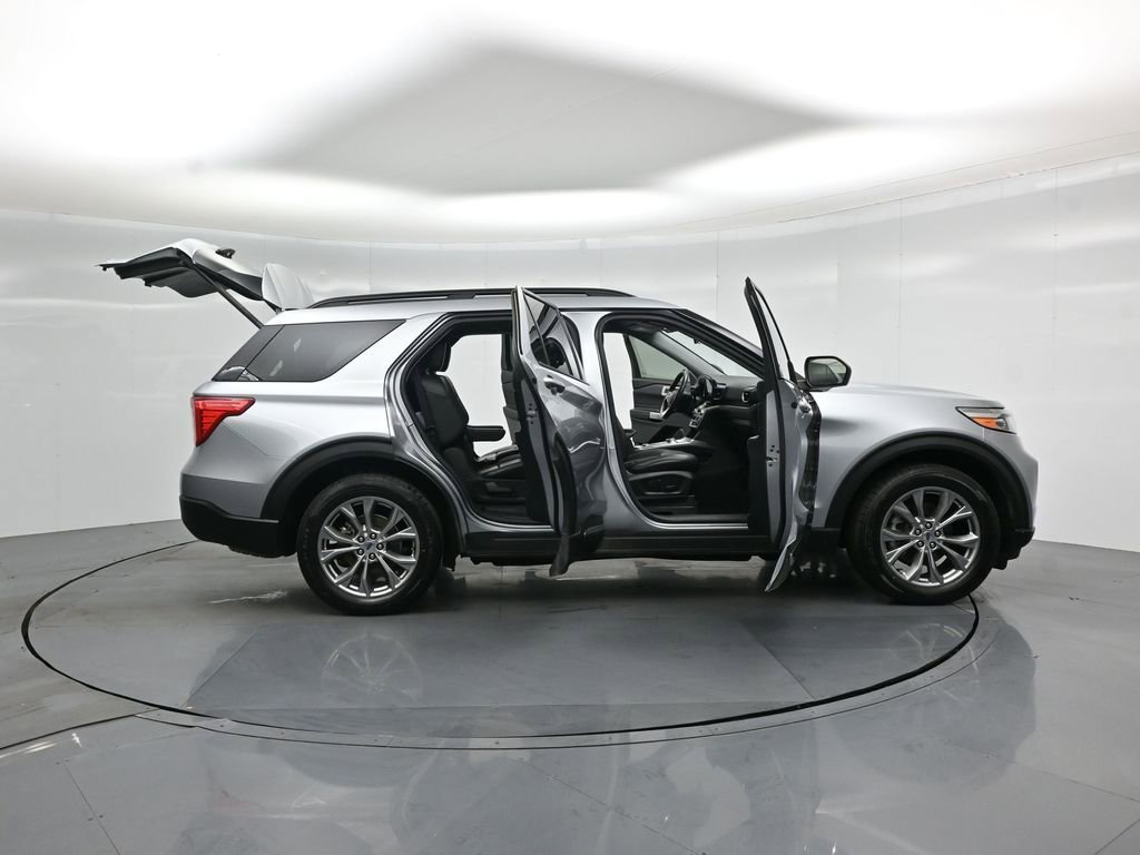 Certified 2022 Ford Explorer XLT w/ Equipment Group 202A image 5