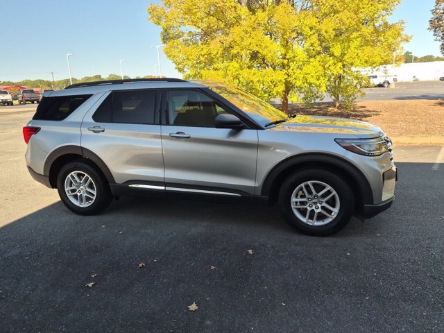 Certified 2025 Ford Explorer Active w/ Active Comfort Package RWD image 3