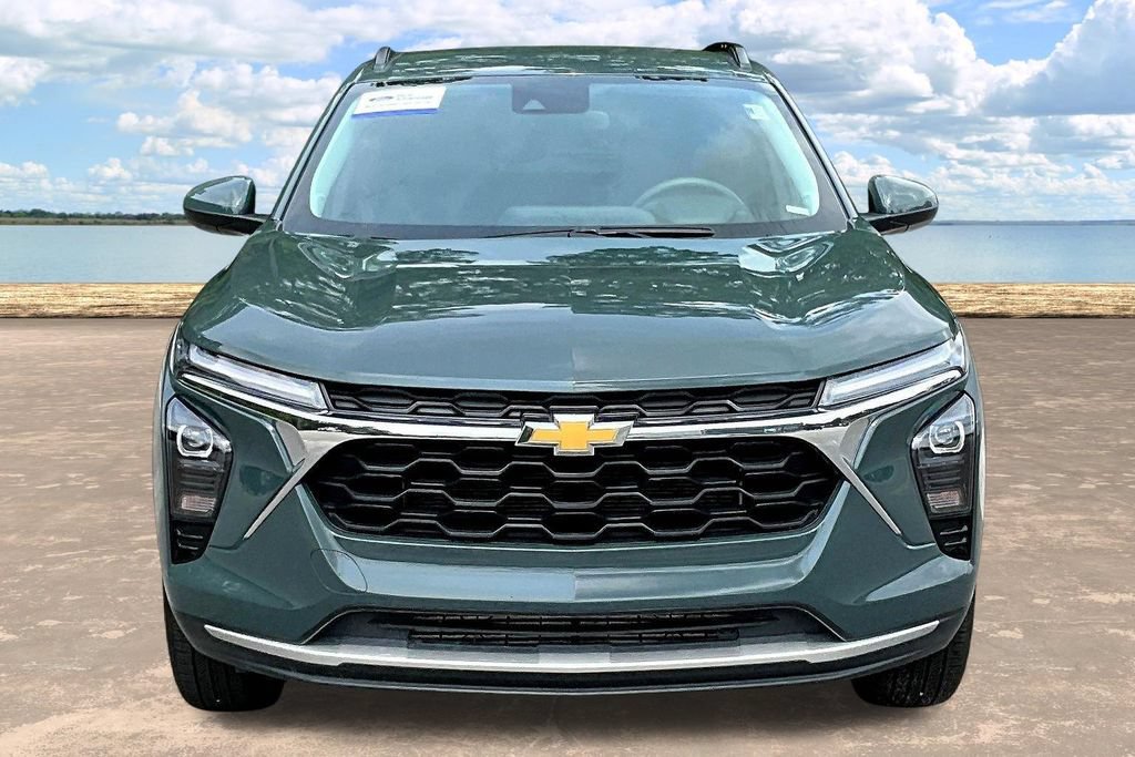 Used 2025 Chevrolet Trax LT FWD image 2
