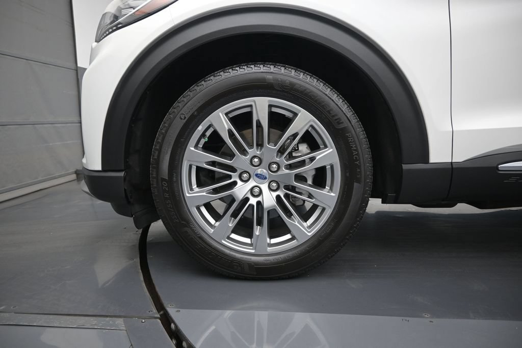 Certified 2025 Ford Explorer Platinum RWD image 28
