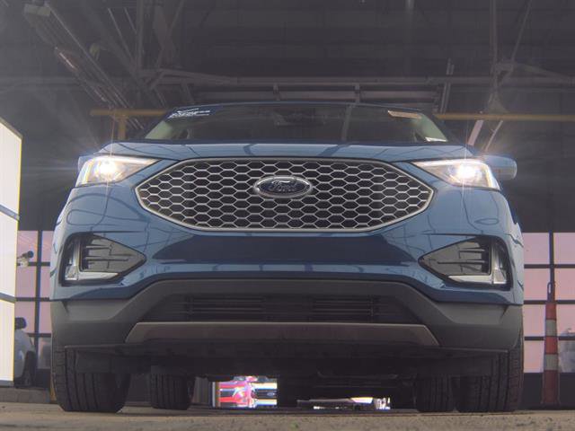 Certified 2024 Ford Edge SEL w/ Convenience Package AWD/4WD image 3
