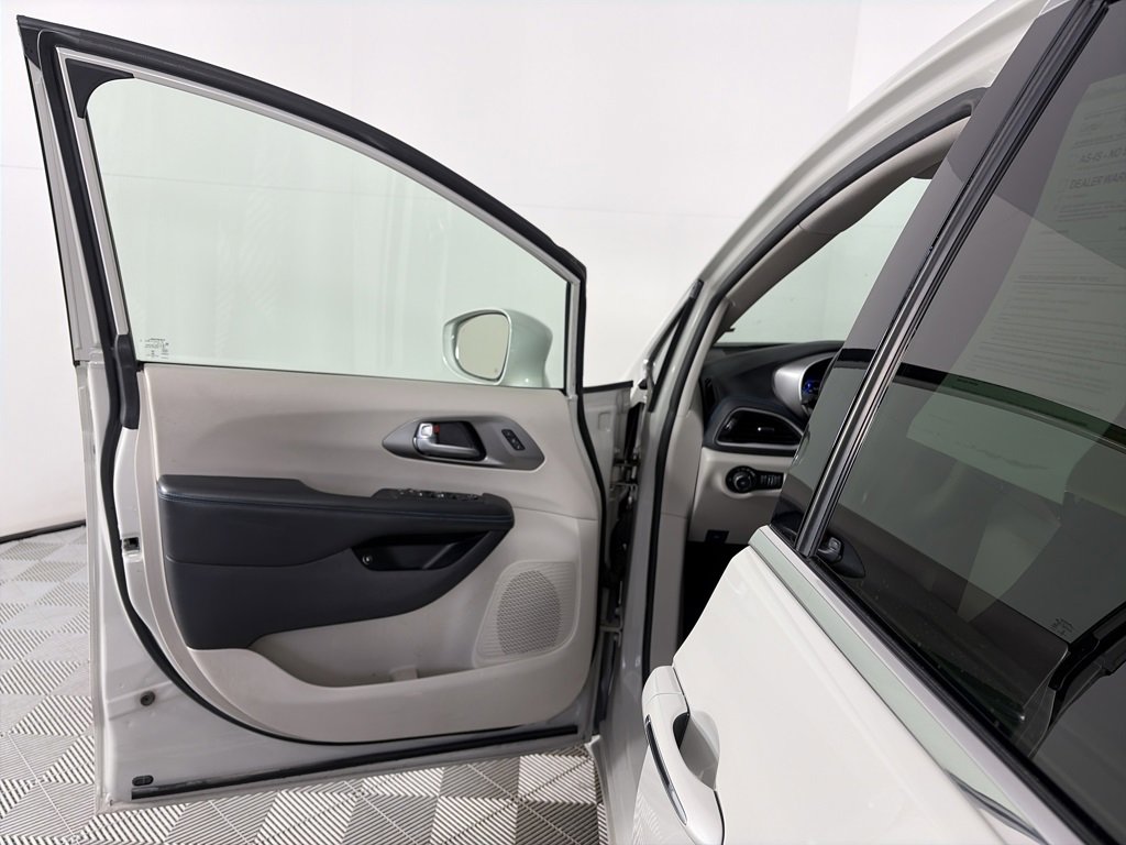 Used 2021 Chrysler Pacifica Touring-L image 10