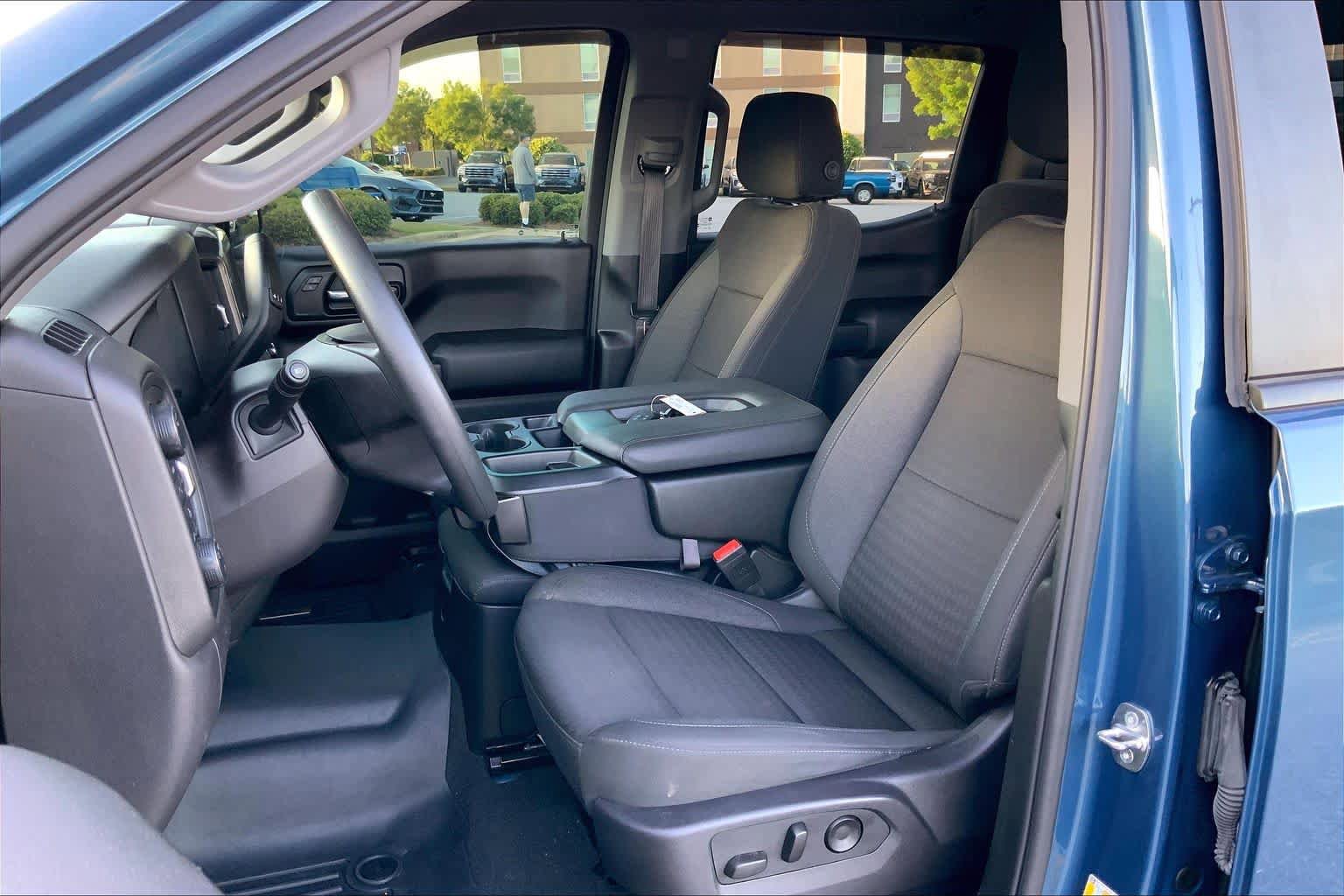 Used 2024 Chevrolet Silverado 1500 Custom Trail Boss w/ Dark Appearance Package AWD/4WD image 8