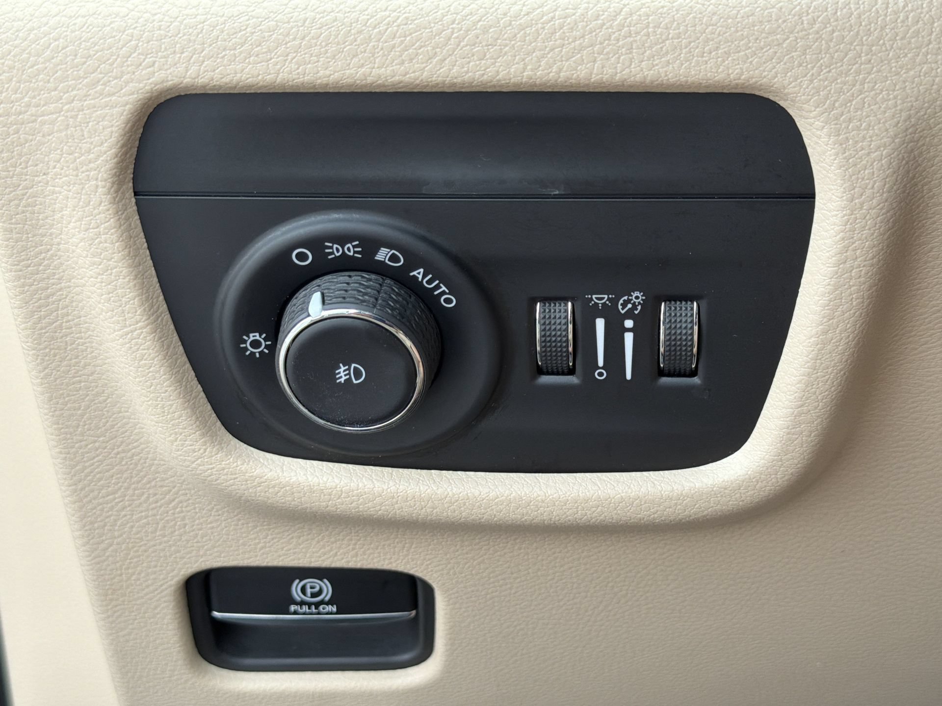 Used 2023 Jeep Grand Cherokee L Limited AWD/4WD image 16
