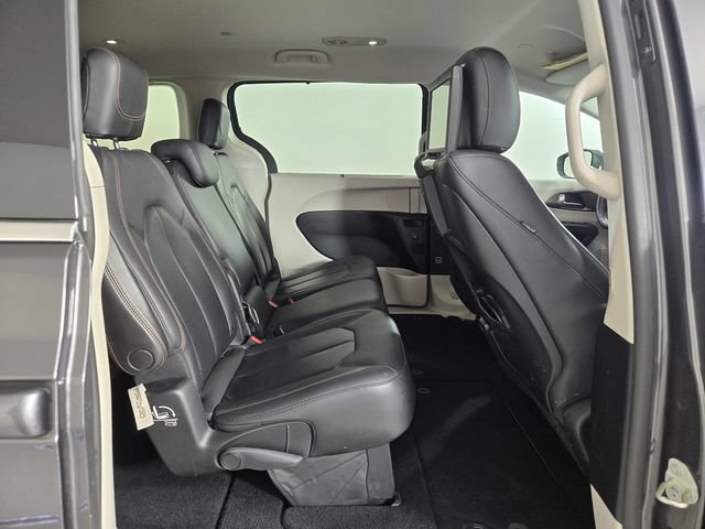 Used 2019 Chrysler Pacifica Touring-L Plus w/ Tire & Wheel Group FWD image 17