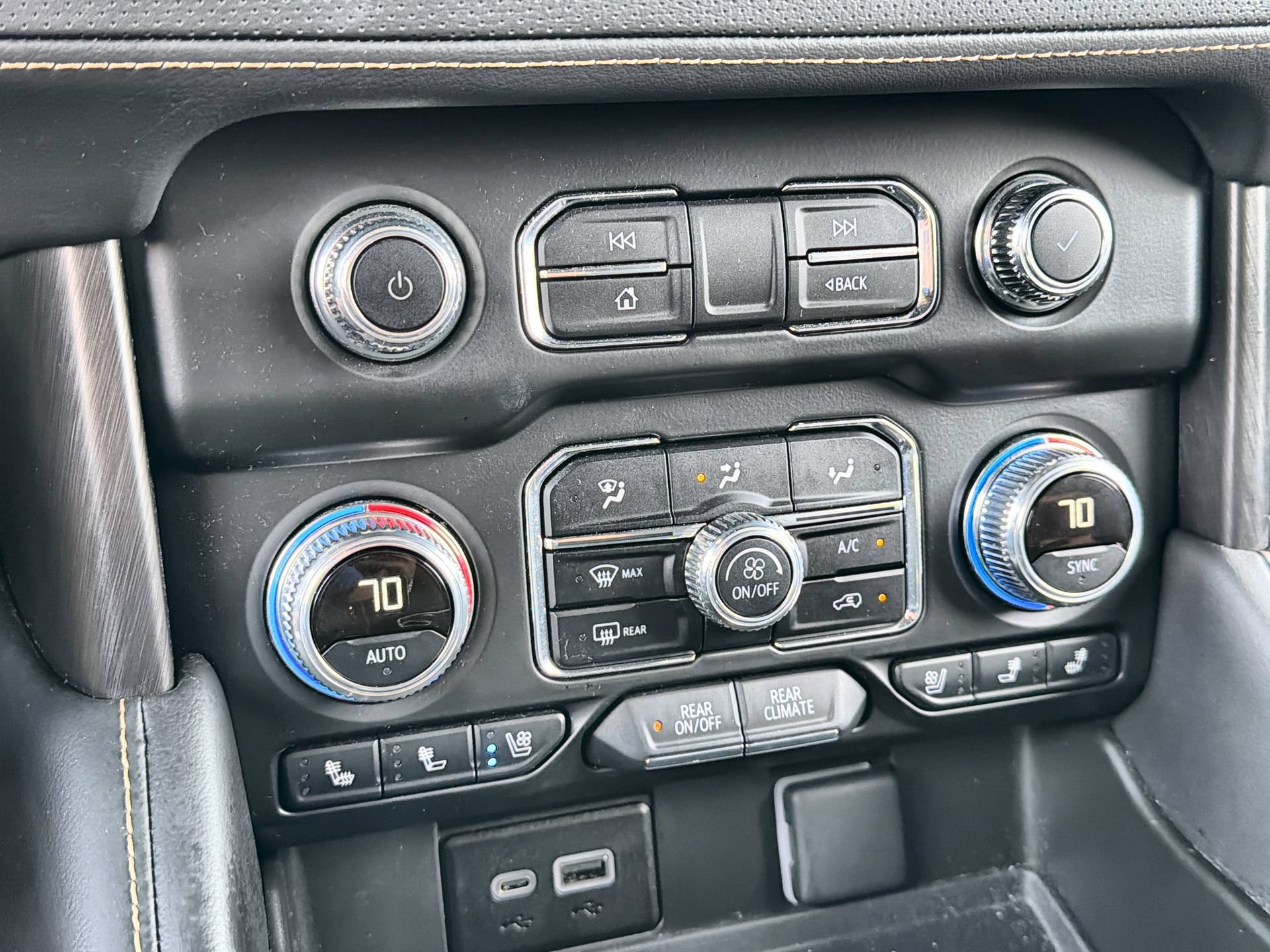Used 2024 GMC Yukon AT4 w/ Technology Package AWD/4WD image 19