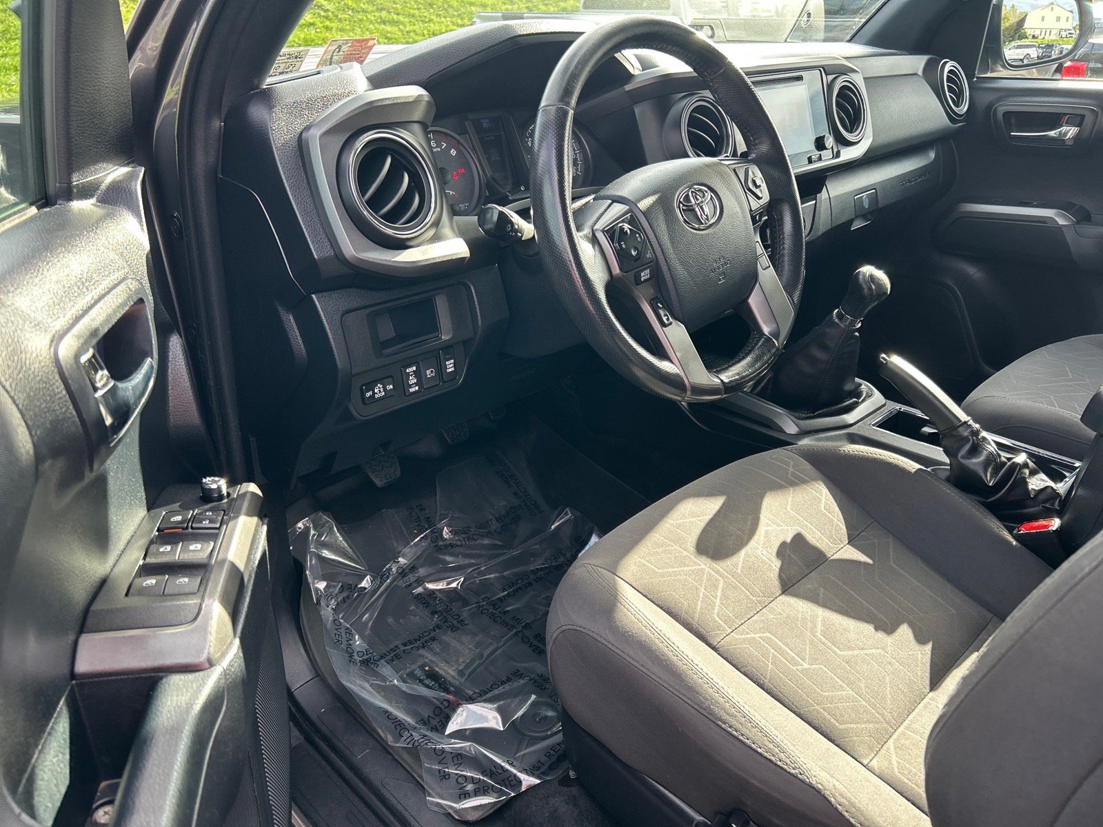 Used 2018 Toyota Tacoma TRD Sport AWD/4WD image 5