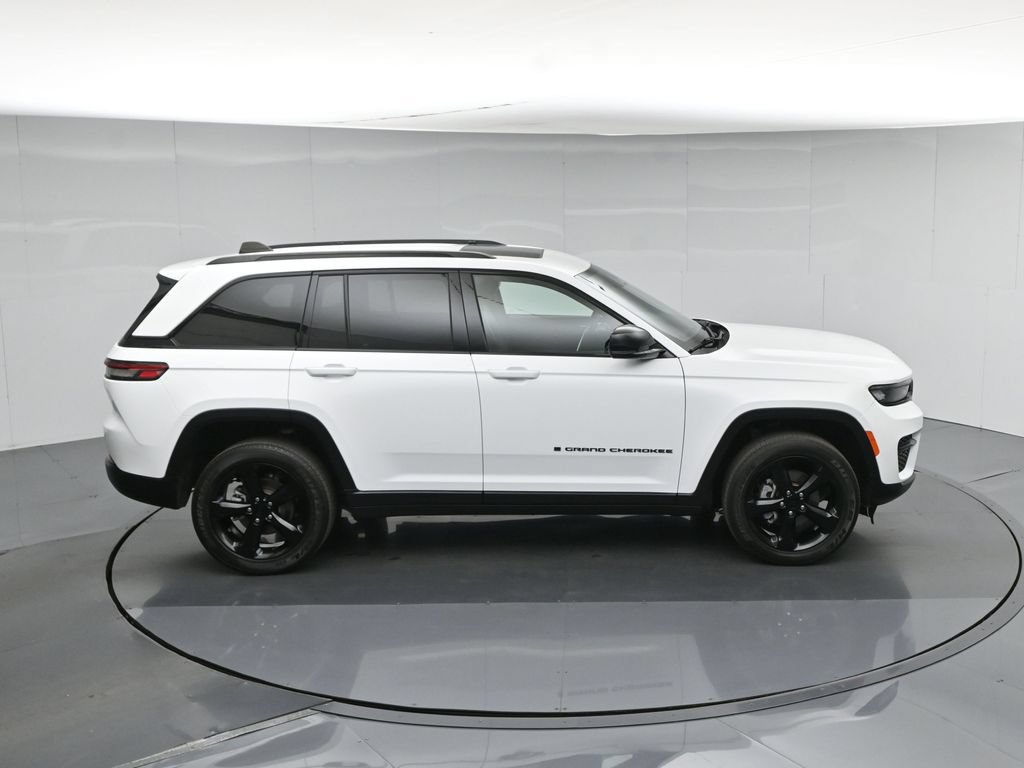 Used 2023 Jeep Grand Cherokee Altitude AWD/4WD image 43