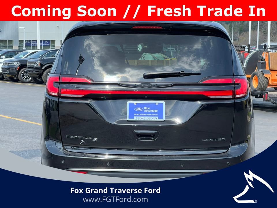 Used 2025 Chrysler Pacifica Limited FWD image 3
