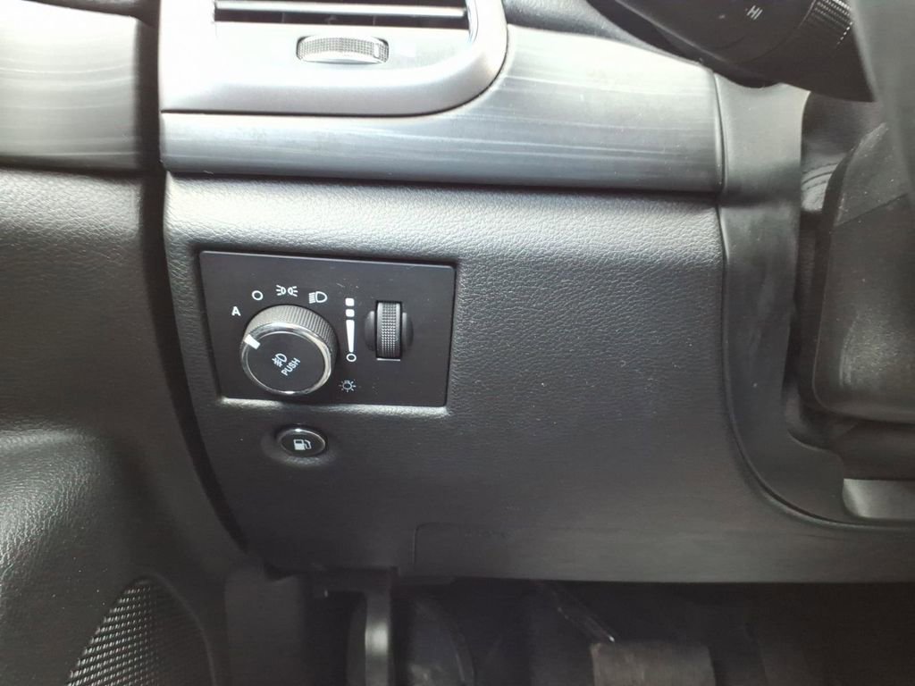 Used 2020 Jeep Grand Cherokee Laredo AWD/4WD image 13