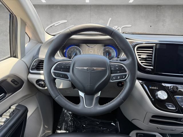 Used 2023 Chrysler Pacifica Touring-L FWD image 22
