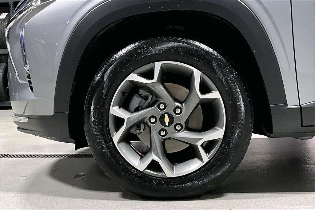 Used 2025 Chevrolet Trax LT w/ Driver Confidence Package image 9