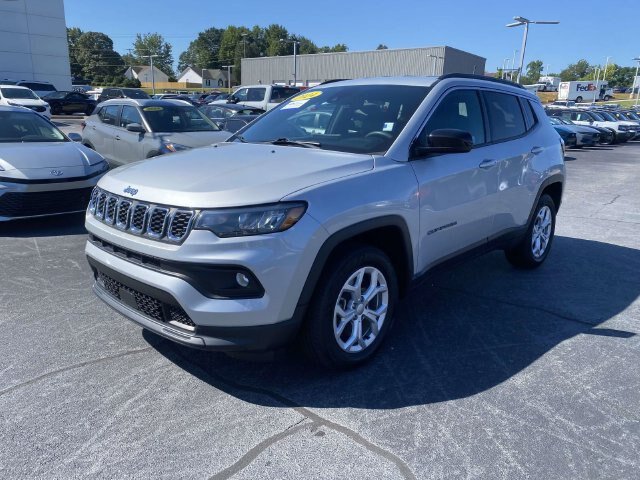 Used 2024 Jeep Compass Latitude AWD/4WD image 3
