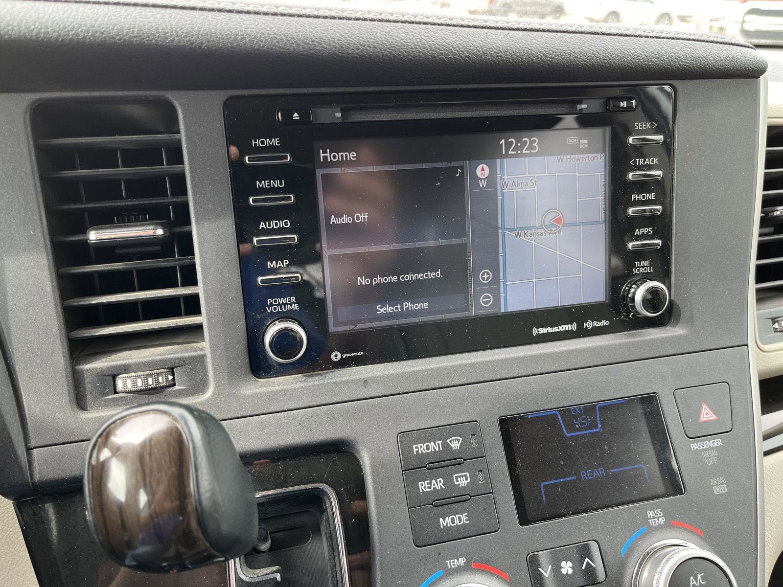 Used 2020 Toyota Sienna XLE w/ XLE Navigation Package image 18