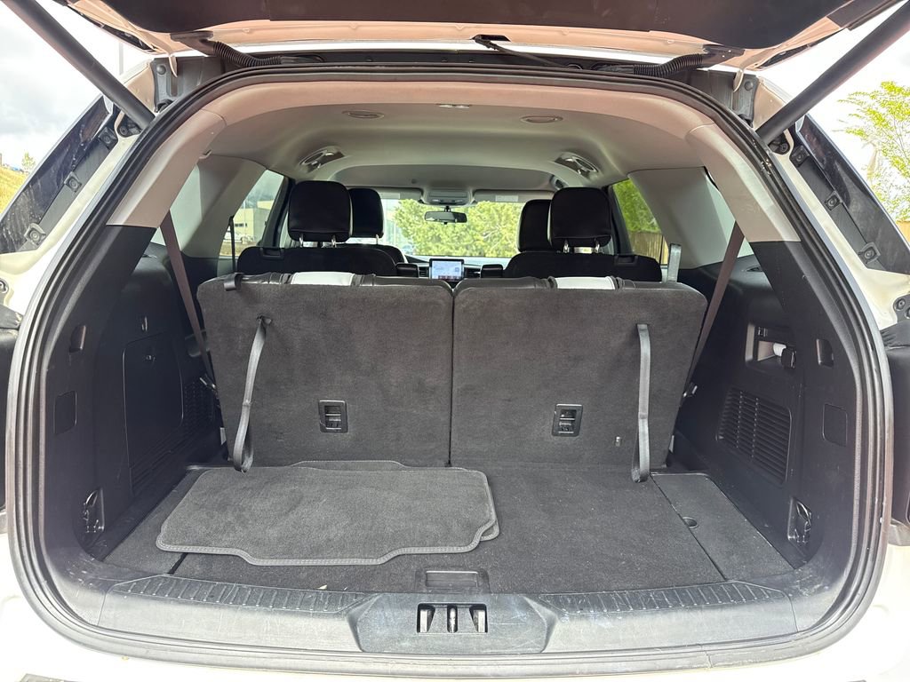 Certified 2021 Ford Explorer XLT w/ Equipment Group 202A AWD/4WD image 8