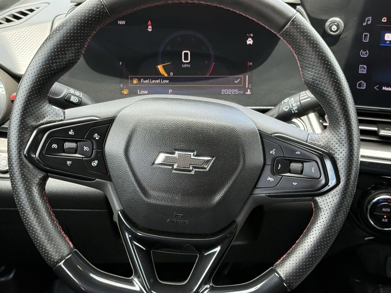 Used 2024 Chevrolet Trax RS w/ Sunroof Package FWD image 11
