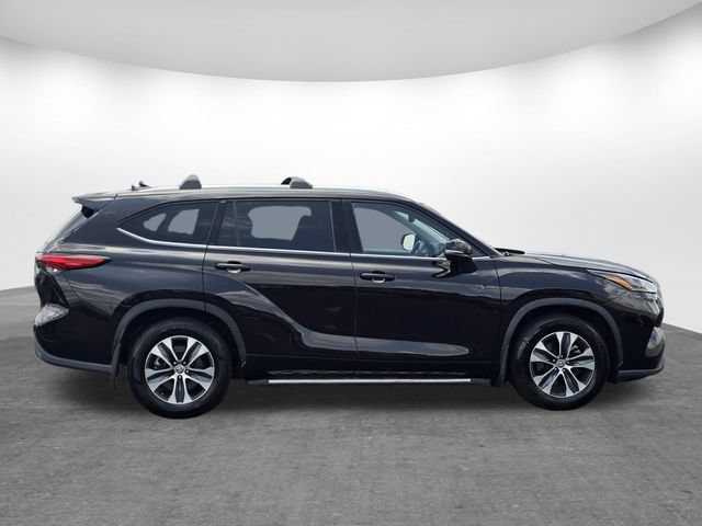 Used 2022 Toyota Highlander XLE FWD video 3