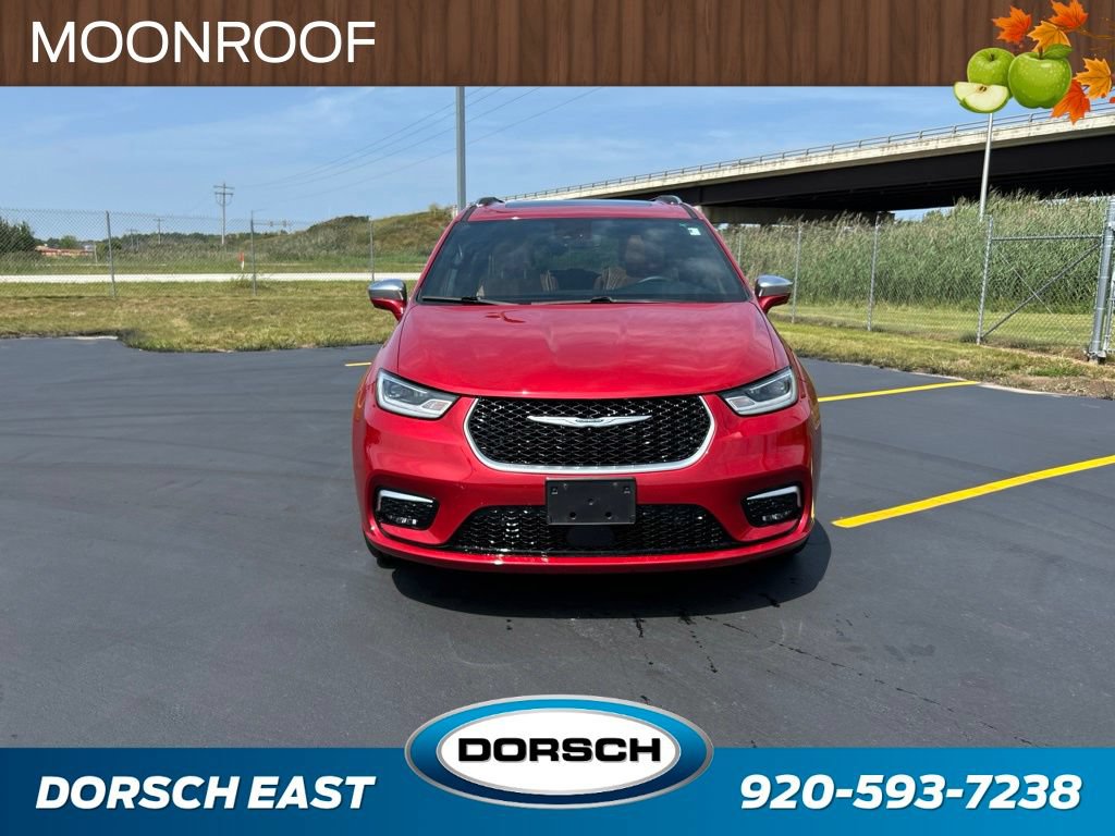 Used 2024 Chrysler Pacifica Pinnacle w/ Trailer Tow Group AWD/4WD image 2