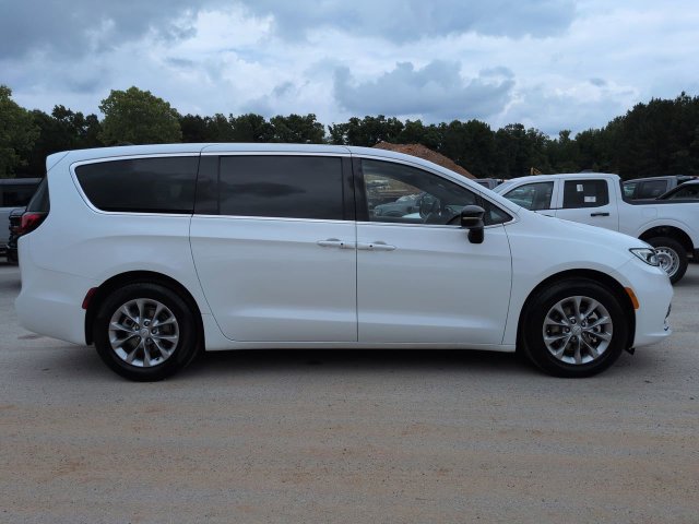 Used 2026 Chrysler Pacifica Limited FWD image 3