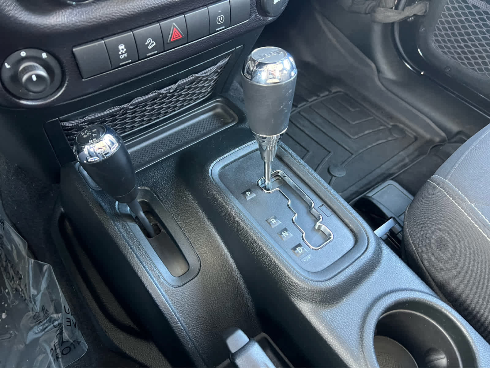Used 2018 Jeep Wrangler Sahara w/ Connectivity Group AWD/4WD image 34