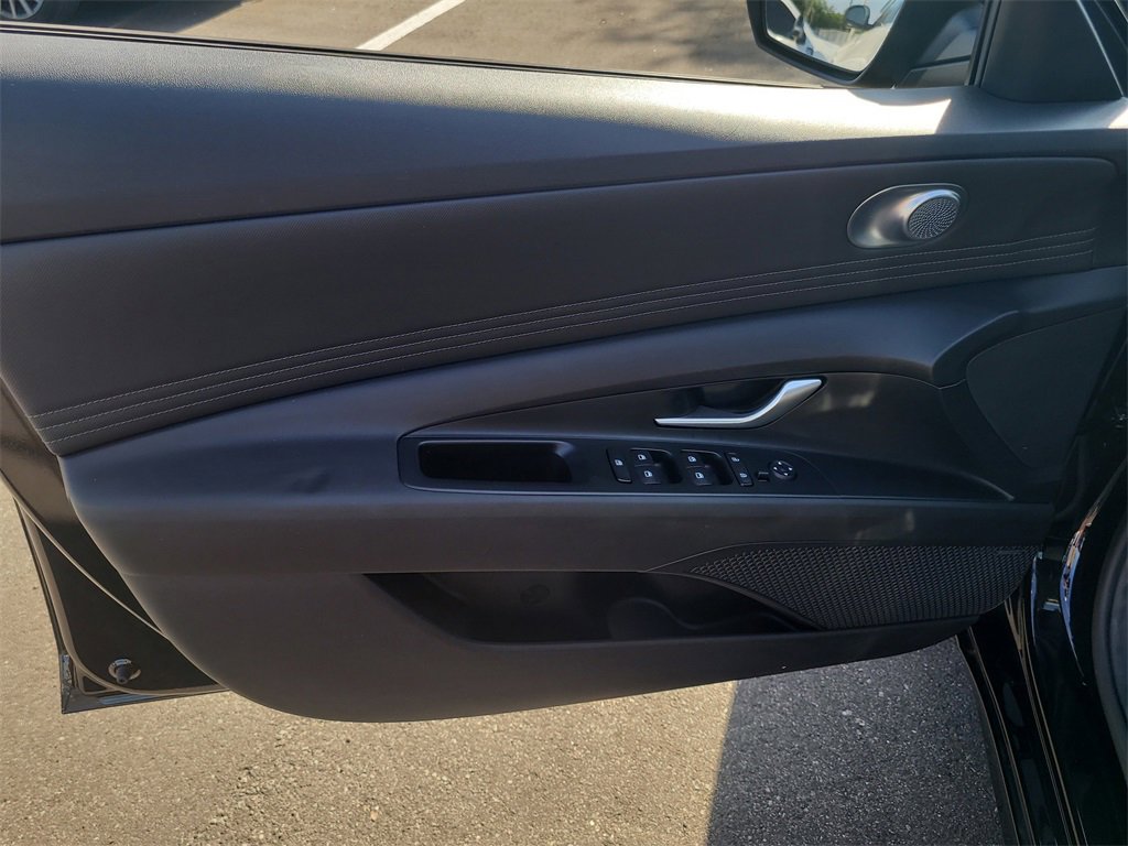 Used 2022 Hyundai Elantra SEL w/ Convenience + Premium Package image 12