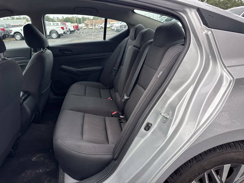 Used 2025 Nissan Altima 2.5 SV FWD image 12