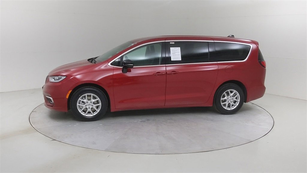 Used 2024 Chrysler Pacifica Touring-L image 18