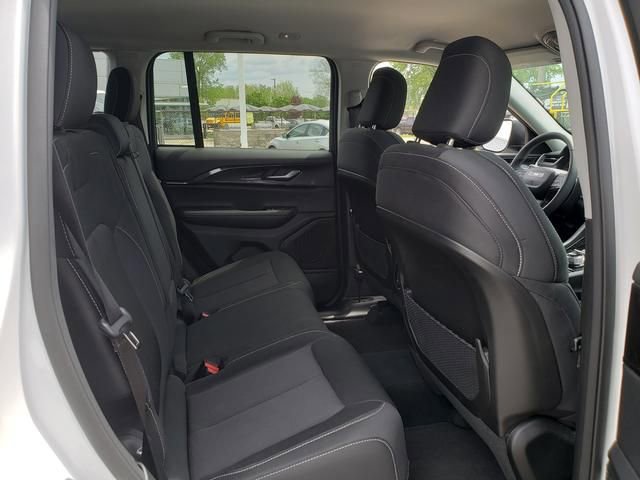 Used 2023 Jeep Grand Cherokee Laredo w/ Luxury Tech Group I AWD/4WD image 17