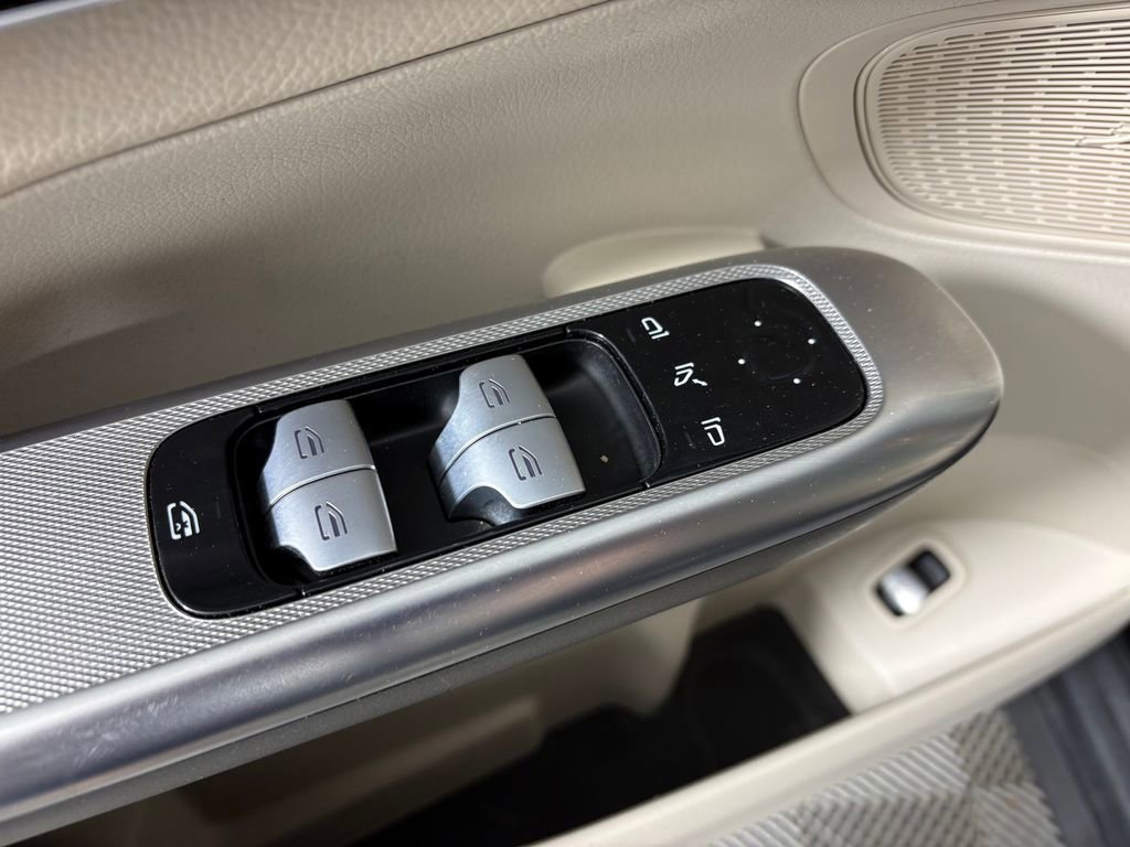 Used 2024 Mercedes-Benz GLC 300 4MATIC image 13