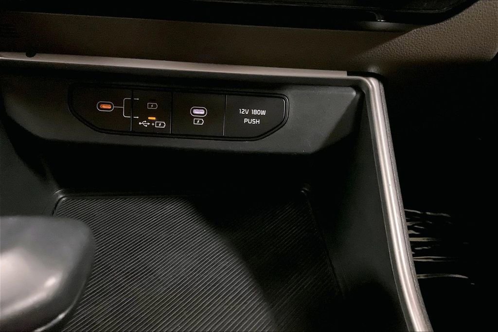 Used 2025 Kia Carnival FWD image 31