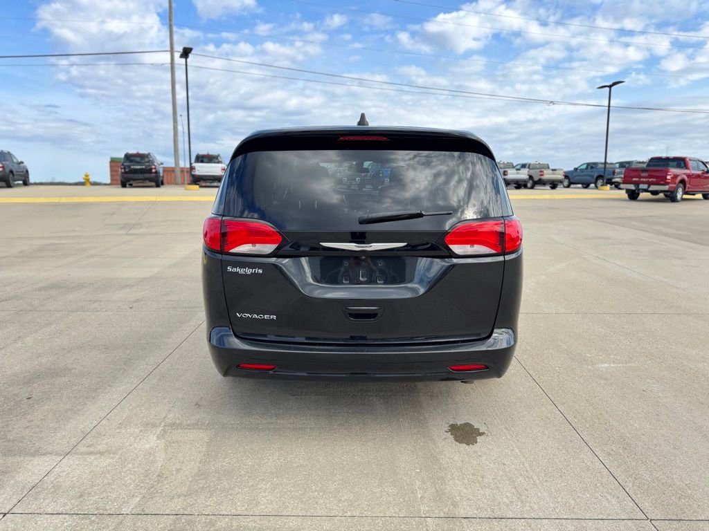 Used 2022 Chrysler Voyager LX image 3