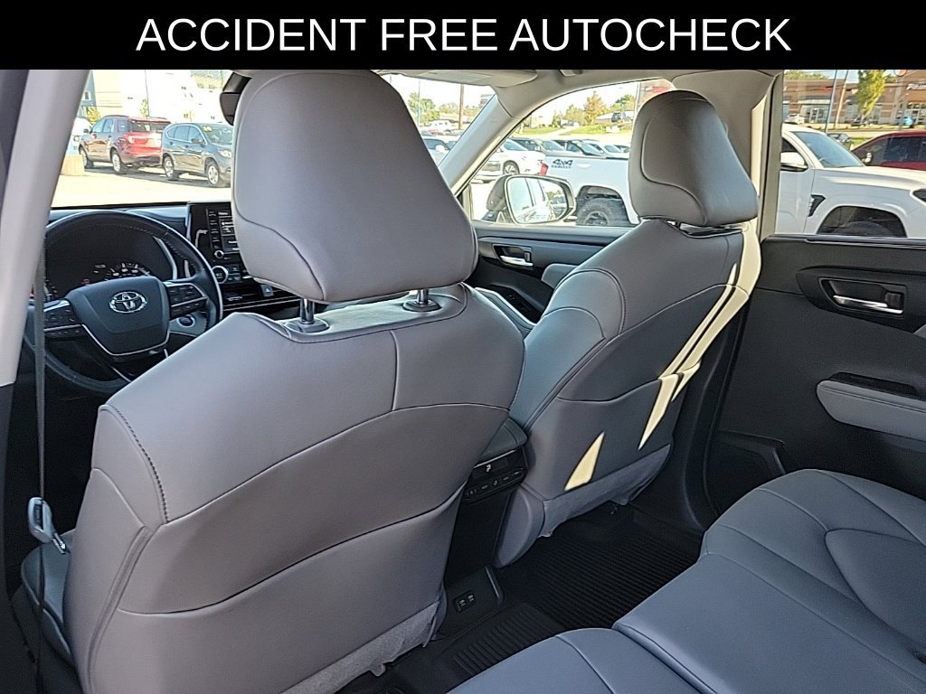 Used 2020 Toyota Highlander XLE AWD/4WD image 13