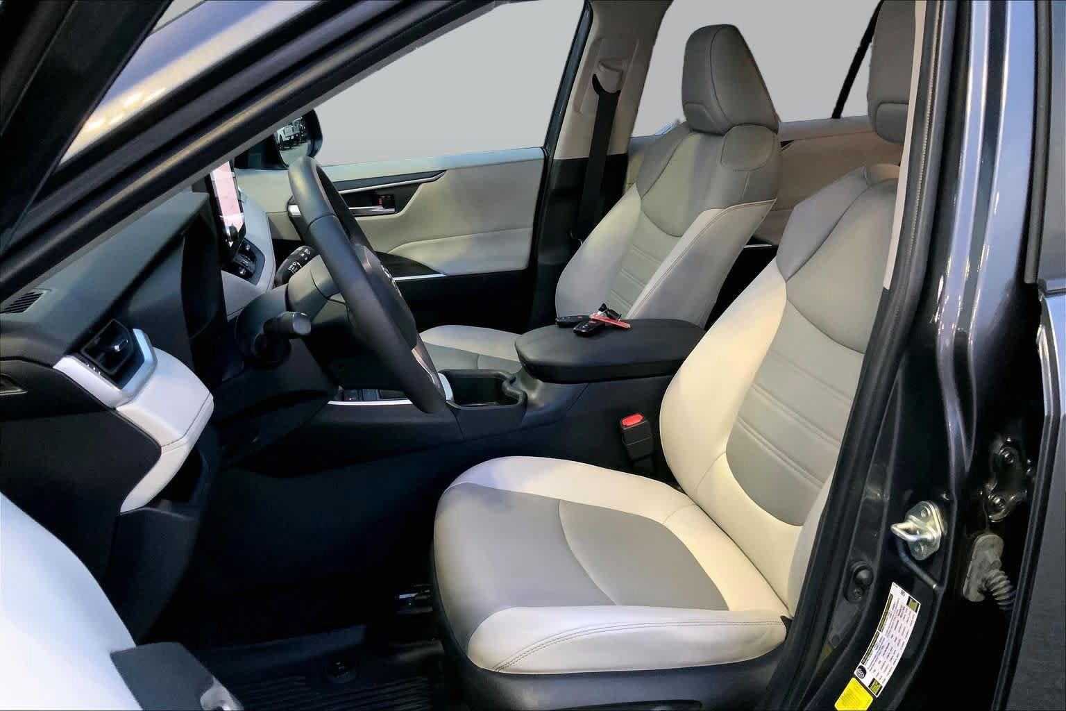 Used 2023 Toyota RAV4 XLE Premium FWD image 8